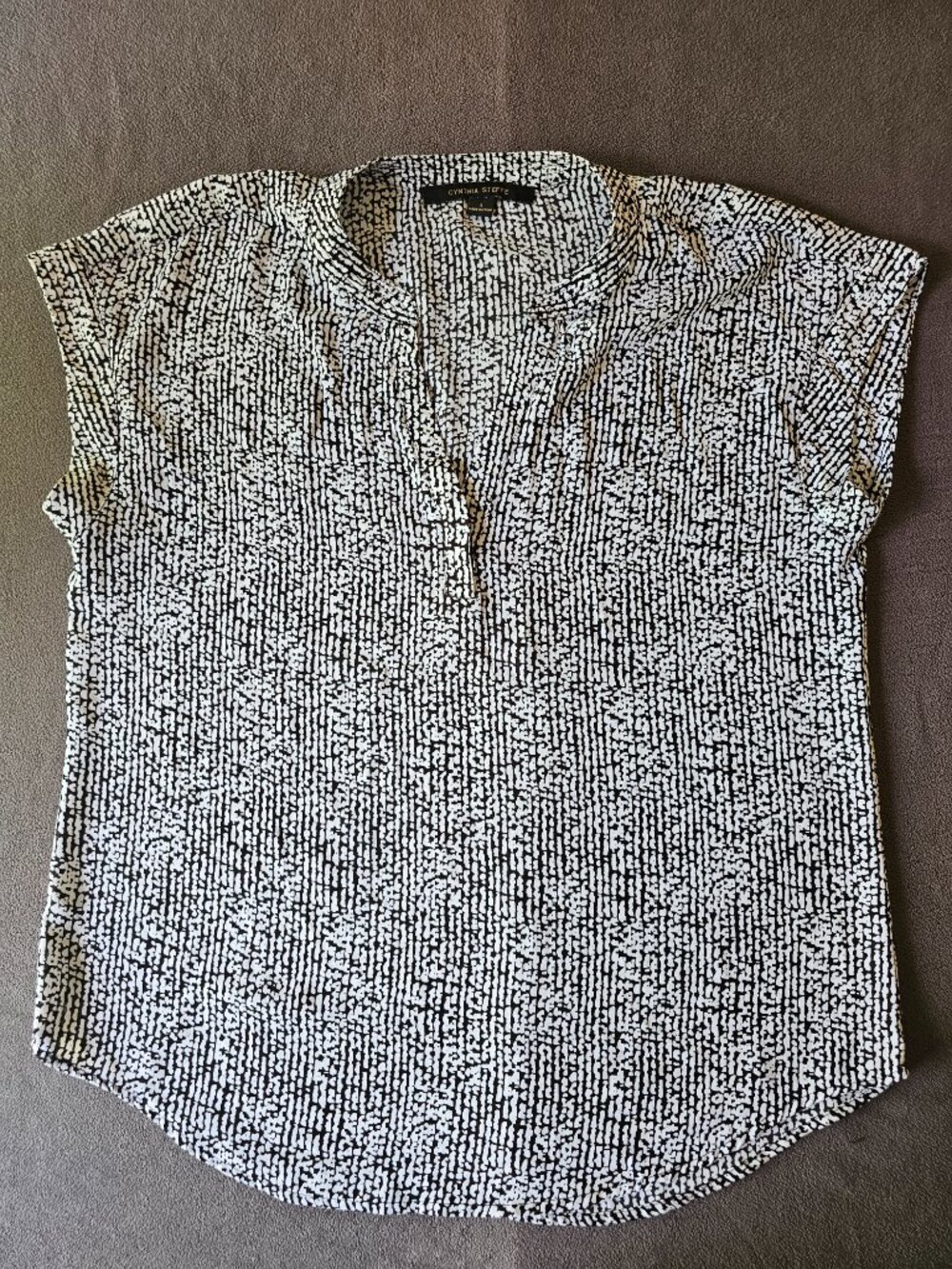 Cynthia Steffe Blouse Womens Large Black White Abstract Print Split Neck Top